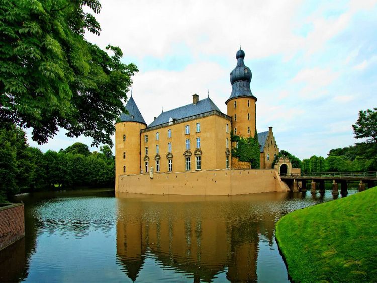 Produktbild: CALVENDO Puzzle Die mehr als 900 Jahre alte Burg Gemen wird von einer m&auml;chtigen Gr&auml;fte umgeben | 1000 Teile Lege-Gr&ouml;&szlig;e 64x48cm Foto-Puzzle f&uuml;r gl&uuml;ckliche Stunden