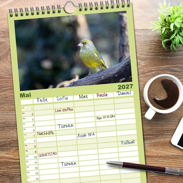 Produktbild: Familienplaner 2027 - Der Kernbei&szlig;er und seine gefiederten Gesellen mit 5 Spalten (Wandkalender, 21 x 45 cm) CALVENDO