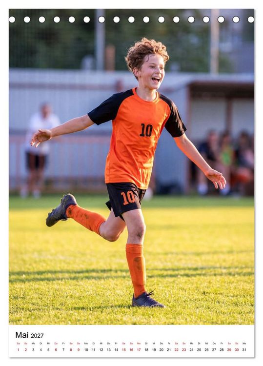 Produktbild: Am Ball Junior - Junge Kicker - Gro&szlig;e Momente (Tischkalender 2027 DIN A5 hoch), CALVENDO Monatskalender