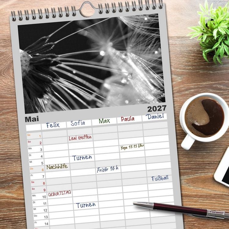 Produktbild: Familienplaner 2027 - Pusteblume - Impressionen in schwarzwei&szlig; mit 5 Spalten (Wandkalender, 21 x 45 cm) CALVENDO