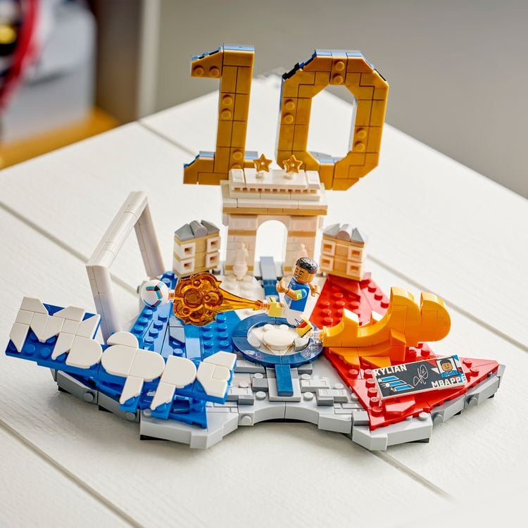 Produktbild: LEGO Editions 43013 Kylian Mbapp&eacute;, Fu&szlig;ball-Highlights, Fu&szlig;ball-Deko; Bauset f&uuml;r Kinder