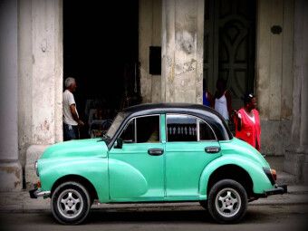 Produktbild: CALVENDO Puzzle Morris Minor in Havanna - Ein Motiv aus dem Kalender "Auto-Legenden - British Classics" | 1000 Teile Lege-Gr&ouml;&szlig;e 64x48cm Foto-Puzzle f&uuml;r gl&uuml;ckliche Stunden