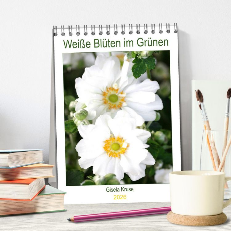Produktbild: Wei&szlig;e Bl&uuml;ten im Gr&uuml;nen (Tischkalender 2026 DIN A5 hoch), CALVENDO Monatskalender