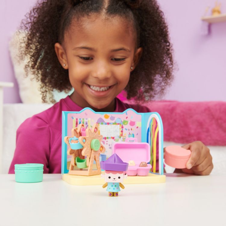Produktbild: Gabby's Dollhouse Deluxe Raum, Craft-a-riffic-Room, Bastelzimmer mit Baby Box, M&ouml;belst&uuml;cken und thematischem Zubeh&ouml;r