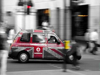Produktbild: CALVENDO Puzzle Taxis in London | 1000 Teile Lege-Gr&ouml;&szlig;e 64x48cm Foto-Puzzle f&uuml;r gl&uuml;ckliche Stunden