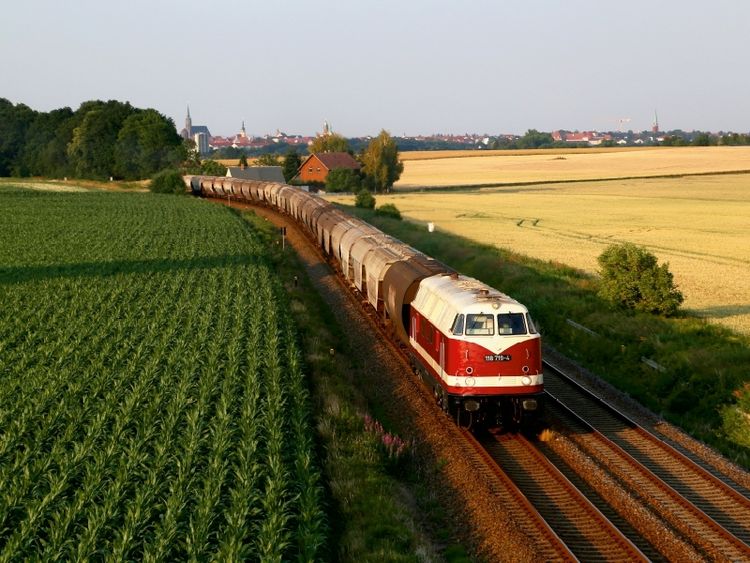 Produktbild: 118 719 arbeitet sich die Steigung hinter Bautzen herauf, um ihren Zug nach Dresden zu bef&ouml;rdern. (Puzzle)