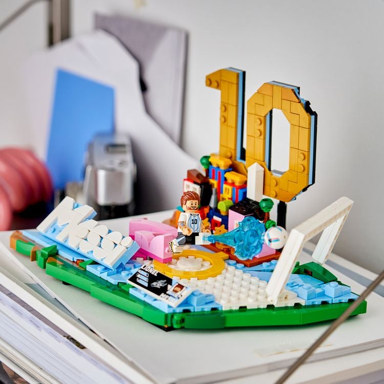 Produktbild: LEGO Editions 43011 Lionel Messi, Fu&szlig;ball-Highlights, Fu&szlig;ball-Deko; Bauset f&uuml;r Kinder
