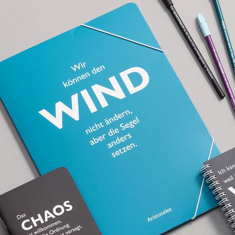 Produktbild: Sammelmappe A4 petrol, "Wir k&ouml;nnen den Wind nicht &auml;ndern, aber die Segel anders setzen." (Aristoteles)