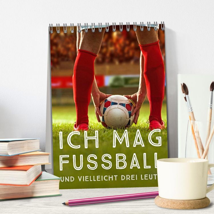 Produktbild: Ich mag Fu&szlig;ball&hellip; und vielleicht drei Leute. Spr&uuml;che und Weisheiten vom Spielfeldrand (Tischkalender 2026 DIN A5 hoch), CALVENDO Monatskalender