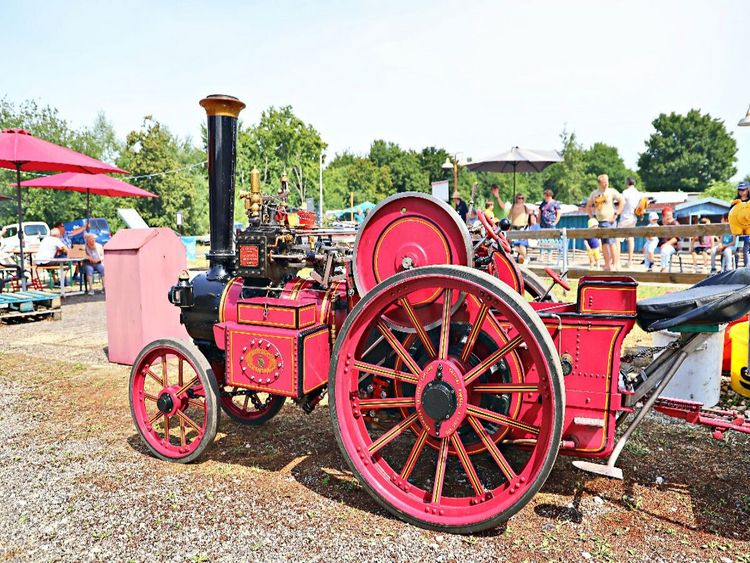 Produktbild: CALVENDO Puzzle Dampftraktor von Charles Burrel in rot | 1000 Teile Lege-Gr&ouml;&szlig;e 64x48cm Foto-Puzzle f&uuml;r gl&uuml;ckliche Stunden