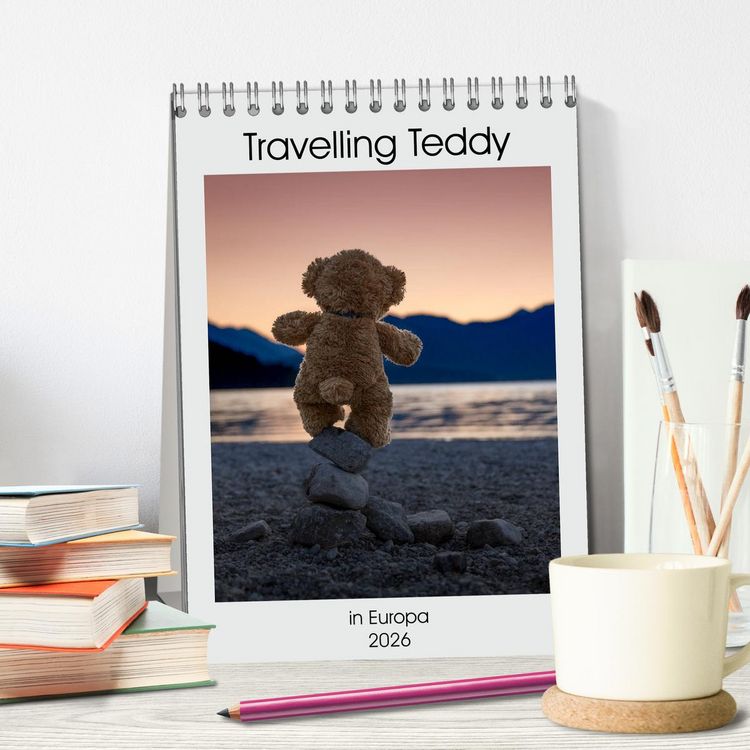 Produktbild: Travelling Teddy in Europa (Tischkalender 2026 DIN A5 hoch), CALVENDO Monatskalender