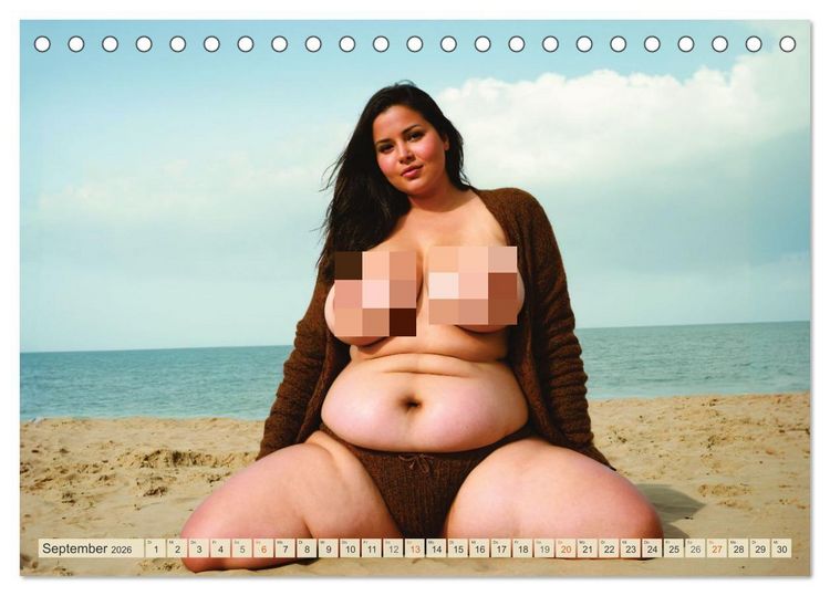 Produktbild: XXL Beach Girls Kalender - Kurvige Frauen am Strand (Tischkalender 2026 DIN A5 quer), CALVENDO Monatskalender