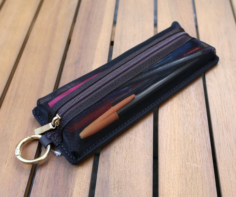 Produktbild: EMILY Mesh Federm&auml;ppchen (Black) Flat Pen Case | by KING JIM