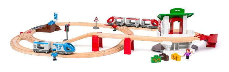 Produktbild: BRIO World 36177 Gro&szlig;es BRIO Bahn Reisezug Set - Eisenbahn mit Bahnhof, Schienen und Figuren - Kleinkinderspielzeug empfohlen ab 3 Jahren