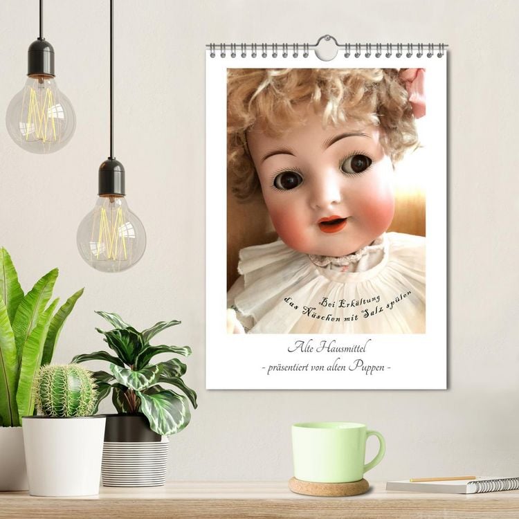 Produktbild: Alte Hausmittel - pr&auml;sentiert von alten Puppen (Wandkalender 2026 DIN A4 hoch), CALVENDO Monatskalender