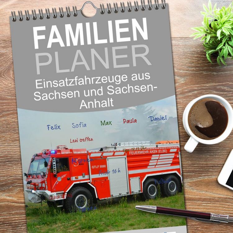Produktbild: Familienplaner 2026 - Einsatzfahrzeuge aus Sachsen und Sachsen-Anhalt mit 5 Spalten (Wandkalender, 21 x 45 cm) CALVENDO