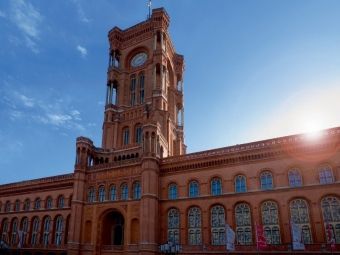Produktbild: CALVENDO Puzzle Rotes Rathaus | 1000 Teile Lege-Gr&ouml;&szlig;e 64x48cm Foto-Puzzle f&uuml;r gl&uuml;ckliche Stunden