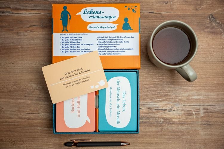 Produktbild: Lebenserinnerungen: Das Erinnerungsspiel. Ein heiter-besinnlich-vergn&uuml;gliche Kartenspiel mit 100 Fragen zu allen Abschnitten des Lebens. Eine liebevolle Geschenkidee. Nicht nur f&uuml;r Senioren.