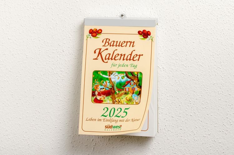 Produktbild: Bauernkalender für jeden Tag 2025 - Leben im Einklang mit der Natur - Tagesabreißkalender zum Aufhängen, mit stabiler Blechbindung 13,0 x 21,1 cm