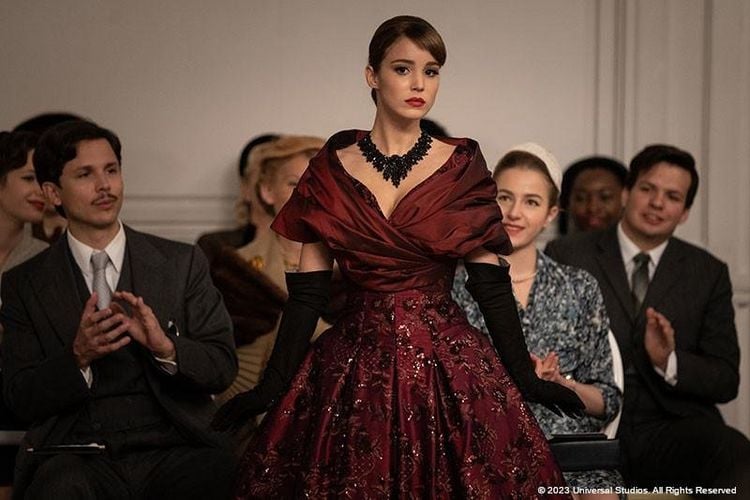 Produktbild: Mrs. Harris und ein Kleid von Dior