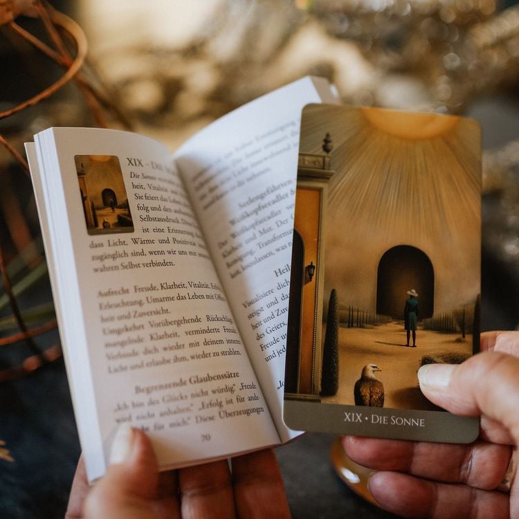 Produktbild: Christephania Tarot - 78 farbige Tarotkarten und ein 176-seitiges Booklet mit Deutungen und Legungen (nostalgisches, hochwertiges Tarotdeck)