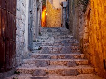 Produktbild: CALVENDO Puzzle Gasse im christlichen Viertel | 1000 Teile Lege-Gr&ouml;&szlig;e 64x48cm Foto-Puzzle f&uuml;r gl&uuml;ckliche Stunden