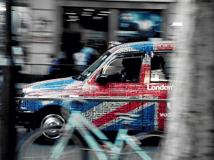 Produktbild: CALVENDO Puzzle Taxis in London | 1000 Teile Lege-Gr&ouml;&szlig;e 64x48cm Foto-Puzzle f&uuml;r gl&uuml;ckliche Stunden