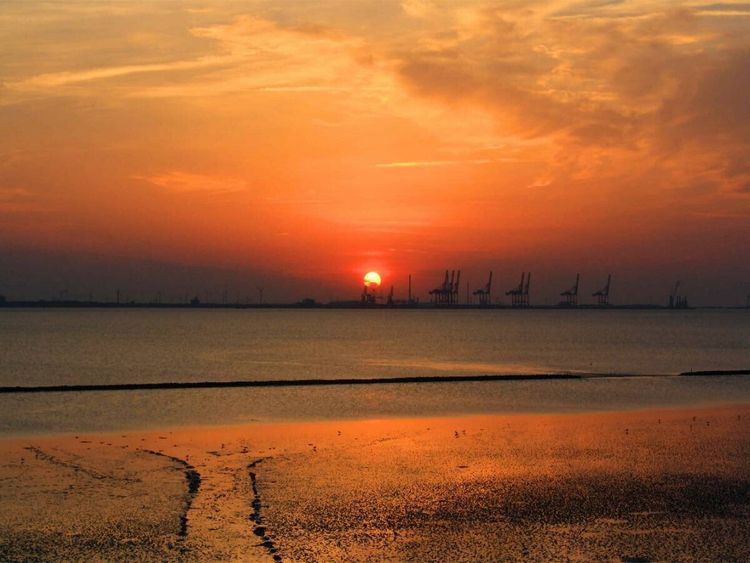 Produktbild: CALVENDO Puzzle Sonnenuntergang am Jade-Weser-Port | 1000 Teile Lege-Gr&ouml;&szlig;e 64x48cm Foto-Puzzle f&uuml;r gl&uuml;ckliche Stunden