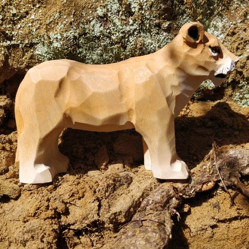 Produktbild: Wudimals A040462 - L&ouml;win, Lioness, handgeschnitzt aus Holz
