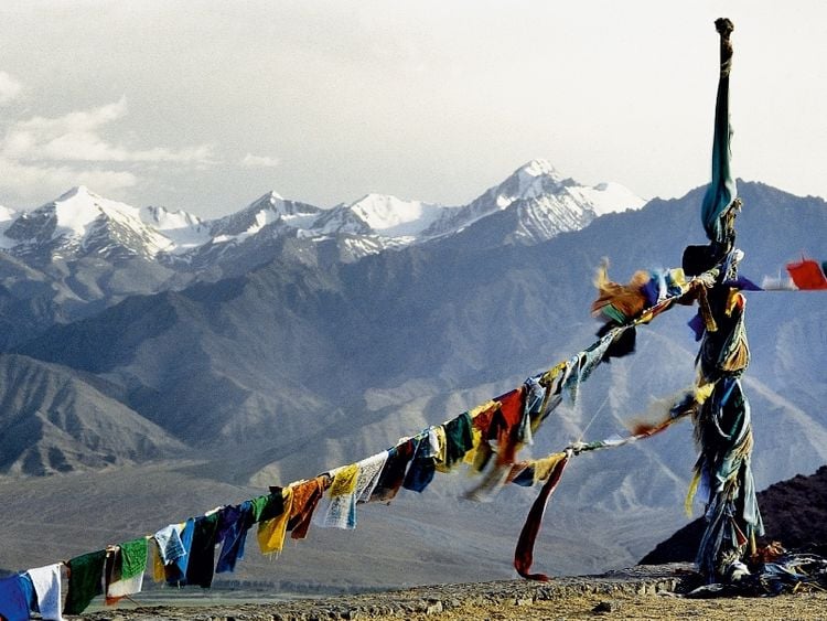 Produktbild: CALVENDO Puzzle Gebetsfahnen vor dem Himalaya | 1000 Teile Lege-Gr&ouml;&szlig;e 64 &times; 48 cm Foto-Puzzle f&uuml;r gl&uuml;ckliche Stunden