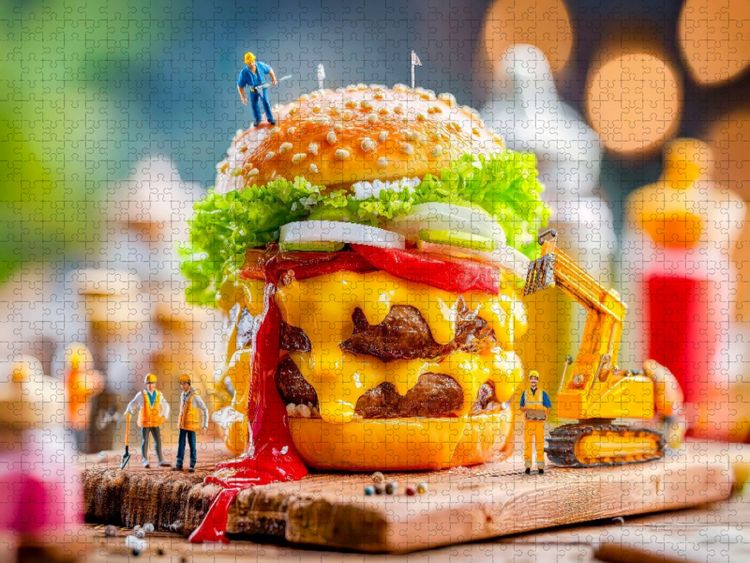 Produktbild: CALVENDO Puzzle Miniatur Bauarbeiter mit Bagger servieren saftigen Burger am Grill | 2000 Teile Lege-Gr&ouml;&szlig;e 90x67cm Foto-Puzzle f&uuml;r gl&uuml;ckliche Stunden