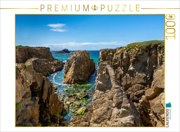 Produktbild: CALVENDO Puzzle Blick an der Felsk&uuml;ste auf ein blau und gr&uuml;n schimmerndes Wasser | 1000 Teile Lege-Gr&ouml;&szlig;e 64x48cm Foto-Puzzle f&uuml;r gl&uuml;ckliche Stunden