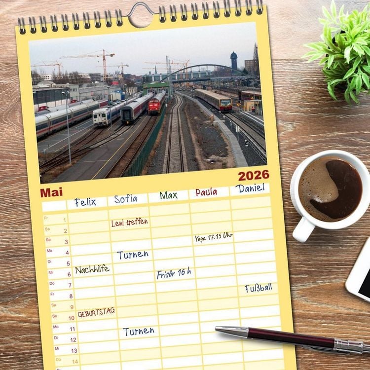 Produktbild: Familienplaner 2026 - Auf Gleisen durch Berlin mit 5 Spalten (Wandkalender, 21 x 45 cm) CALVENDO
