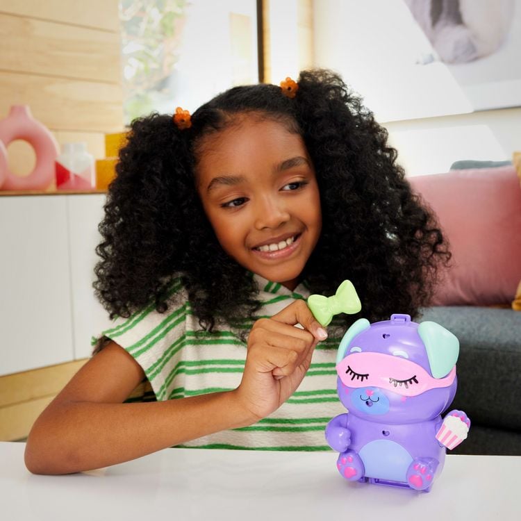 Produktbild: Polly Pocket &Uuml;bernachtungsparty-Welpen-Spielset mit 1 kleinen Puppe und zwei H&uuml;ndchen, Spielzeug f&uuml;r unterwegs mit Zubeh&ouml;r f&uuml;r Mode und Essen
