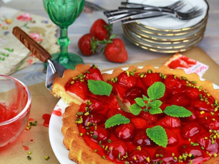 Produktbild: CALVENDO Puzzle Erdbeertorte mit Pistazien und Zitronenmelisse | 1000 Teile Lege-Gr&ouml;&szlig;e 64x48cm Foto-Puzzle f&uuml;r gl&uuml;ckliche Stunden
