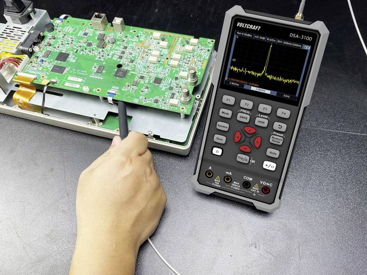 Produktbild: VOLTCRAFT DSA-3100 Hand-Oszilloskop 100 MHz 2-Kanal 500 MSa/s 8 kpts 8 Bit Handger&auml;t, Multimeter-Funktionen, Spectrum-Analyser 1 St.