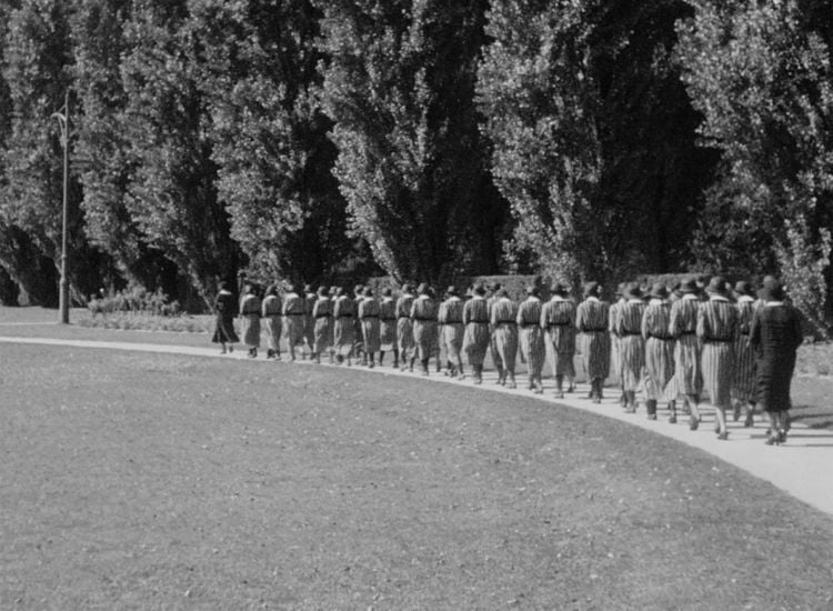 Produktbild: M&auml;dchen in Uniform