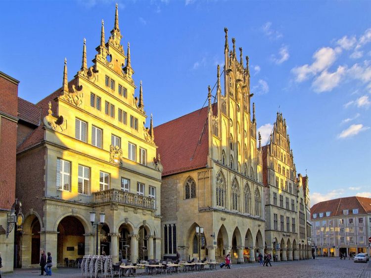 Produktbild: CALVENDO Puzzle Das Rathaus, ein gotischer Bau aus der Mitte des 14. Jahrhunderts | 1000 Teile Lege-Gr&ouml;&szlig;e 64x48cm Foto-Puzzle f&uuml;r gl&uuml;ckliche Stunden