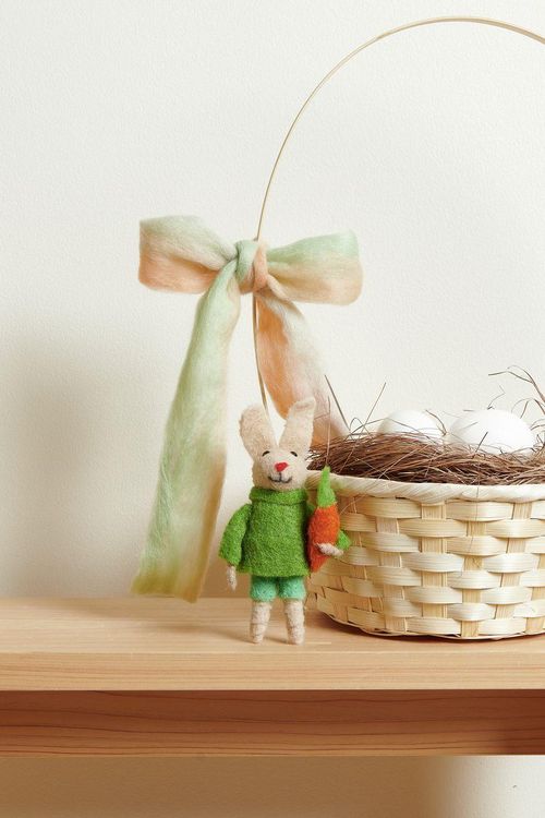 Produktbild: Aufh&auml;nger Filz-Hase mit Pulli und M&ouml;hre, Gr&uuml;n, 14 x 7 x 3cm