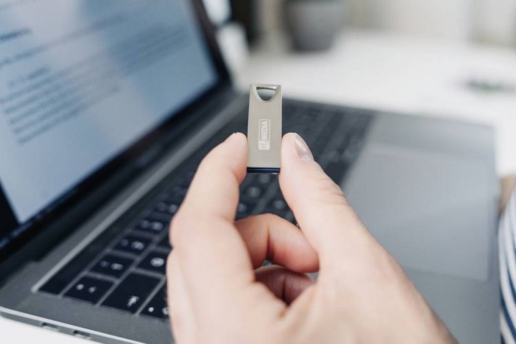 Produktbild: MyMEDIA My Alu USB 3.2 Gen 1 Drive USB-Stick 16GB Silber 69275 USB-A (USB 3.2 Gen 1)