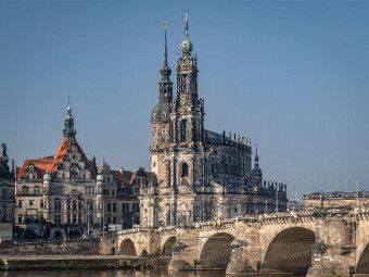 Produktbild: CALVENDO Puzzle Die Hofkirche von Dresden mit Blick vom Altst&auml;dter Elbufer. | 1000 Teile Lege-Gr&ouml;&szlig;e 64x48cm Foto-Puzzle f&uuml;r gl&uuml;ckliche Stunden