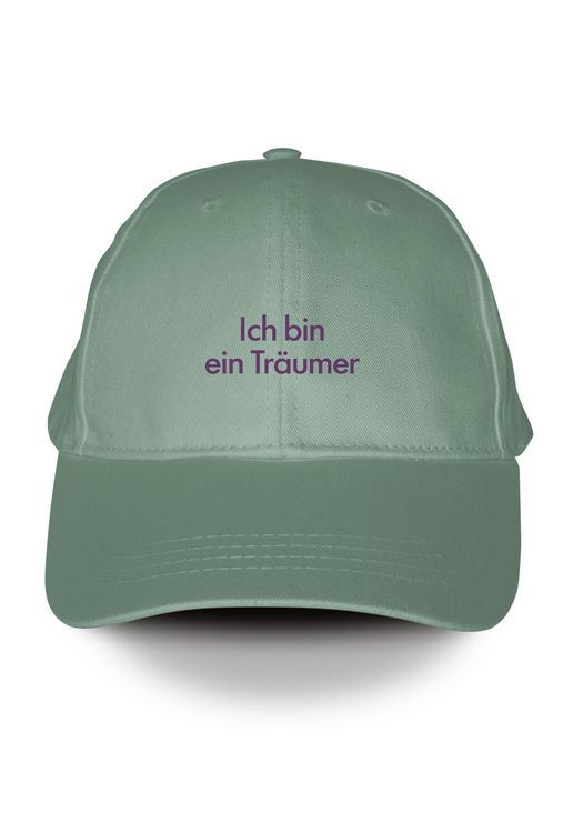 Produktbild: Salbeigr&uuml;ne Penguin Klassiker Cap mit lila gestickter Schrift. &raquo;Ich bin ein Tr&auml;umer&laquo; Fjodor Dostojewski