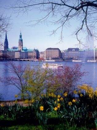 Produktbild: CALVENDO Puzzle Die Hamburger Skyline im Fr&uuml;hling | 1000 Teile Lege-Gr&ouml;&szlig;e 64x48cm Foto-Puzzle f&uuml;r gl&uuml;ckliche Stunden