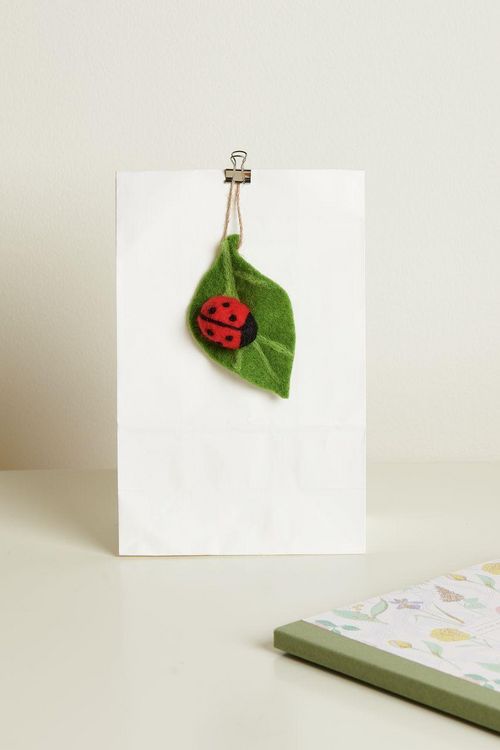 Produktbild: Aufh&auml;nger Filz-Blatt mit Marienk&auml;fer, 10 x 6,5 x 2,4cm