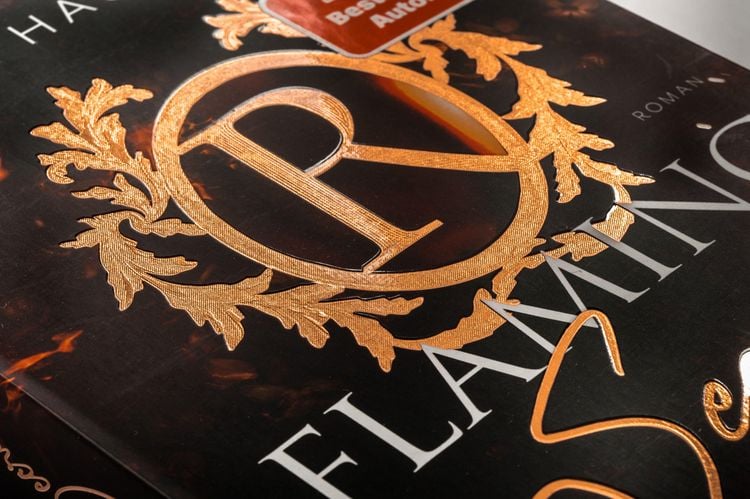 Produktbild: R&auml;vholm Academy - Flaming Secrets