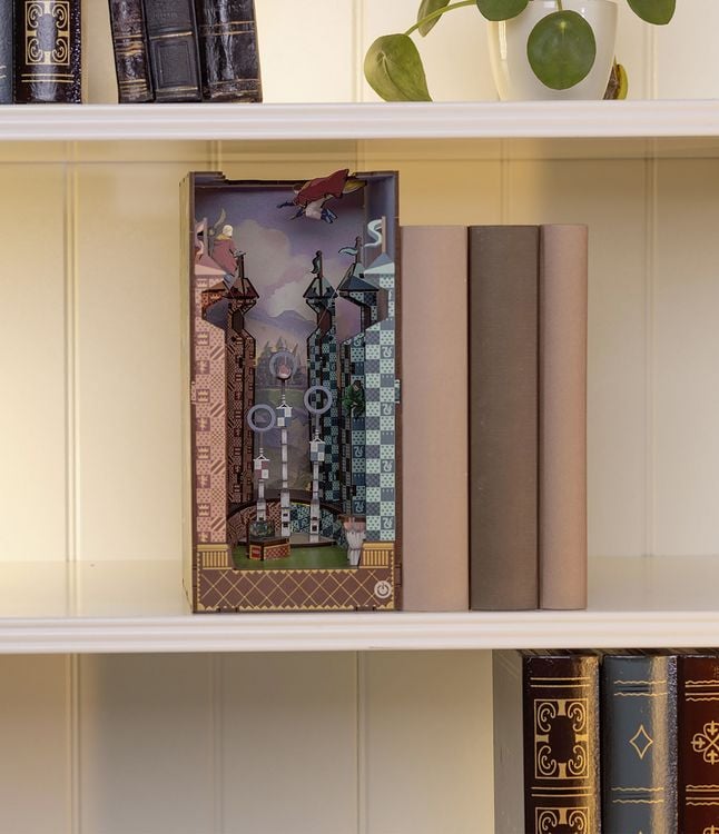 Produktbild: Book Nook DIY B&uuml;cherecke Harry Potter Quidditch Field von Revell Tiny Adventures