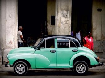 Produktbild: CALVENDO Puzzle Morris Minor in Havanna - Ein Motiv aus dem Kalender "Auto-Legenden - British Classics" | 1000 Teile Lege-Gr&ouml;&szlig;e 64x48cm Foto-Puzzle f&uuml;r gl&uuml;ckliche Stunden