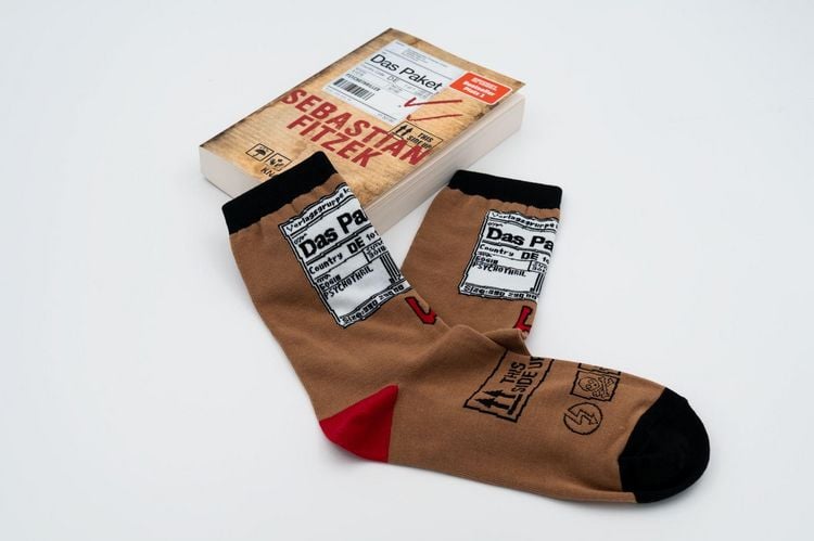 Produktbild: Sebastian Fitzek-Socken "Das Paket" Gr&ouml;&szlig;e 41 - 46