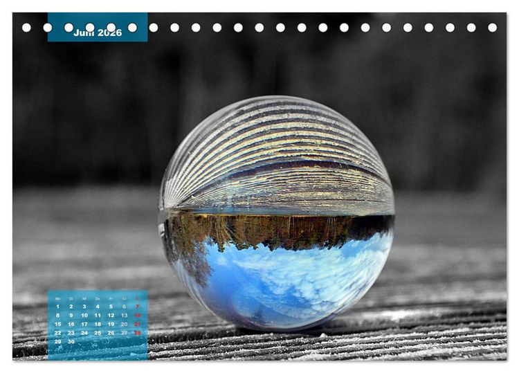 Produktbild: Die bunte Welt in der Kugel - neue Blickwinkel (Tischkalender 2026 DIN A5 quer), CALVENDO Monatskalender