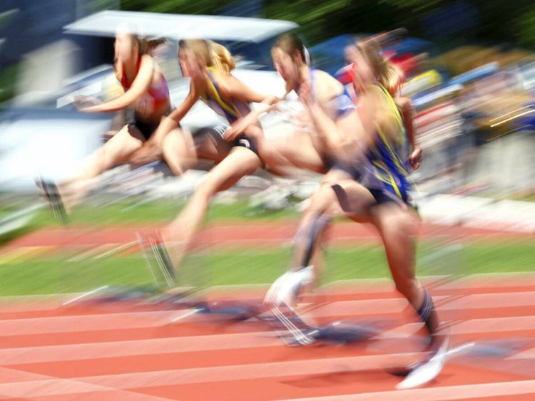 Produktbild: CALVENDO Puzzle Kopf an Kopf-Rennen: Wettkampf im H&uuml;rdenlauf | 1000 Teile Lege-Gr&ouml;&szlig;e 64x48cm Foto-Puzzle f&uuml;r gl&uuml;ckliche Stunden